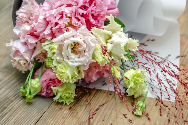 Zdjęcie bukiet kwiatów z bliska na drewnianym stole tło prezent dla kobiety 8 marca wakacje walentynki międzynarodowy dzień kobiet romantyczna rocznica propozycja koncepcji