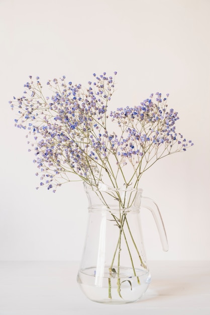 Bukiet malutkiego niebieskiego kwiatu dzbanka szklanego