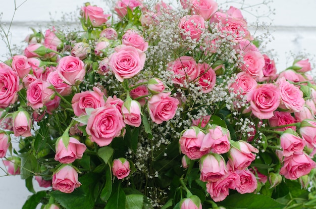 Bukiet małych różowych róż, zbliżenie