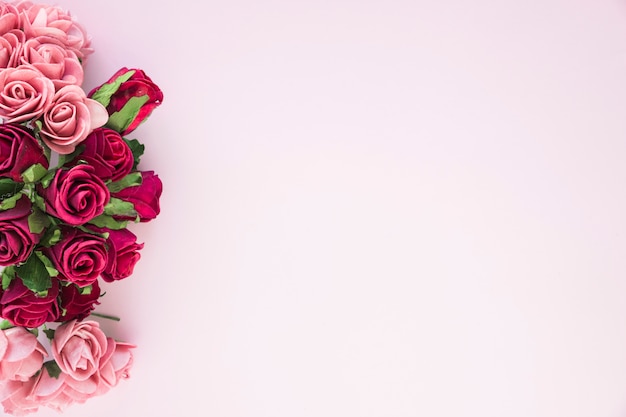 Zdjęcie bukiet niesamowitych świeżych róż