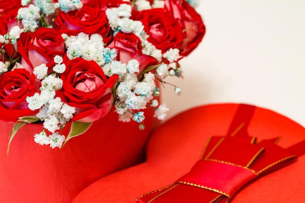 Bukiet pąków czerwonych róż w pudełku upominkowym w formie serca selektywnie ustawiającego ostrość wolnej przestrzeni do kopiowania tekstu