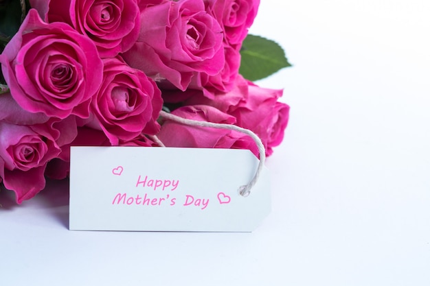 Bukiet piękne róże z szczęśliwą matka dnia kartą na stole