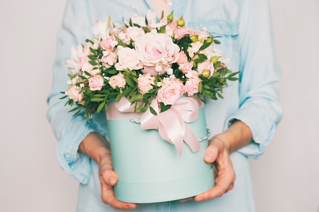 Bukiet Pięknych Kwiatów Trzymając Się Za Ręce. Stonowany Obraz