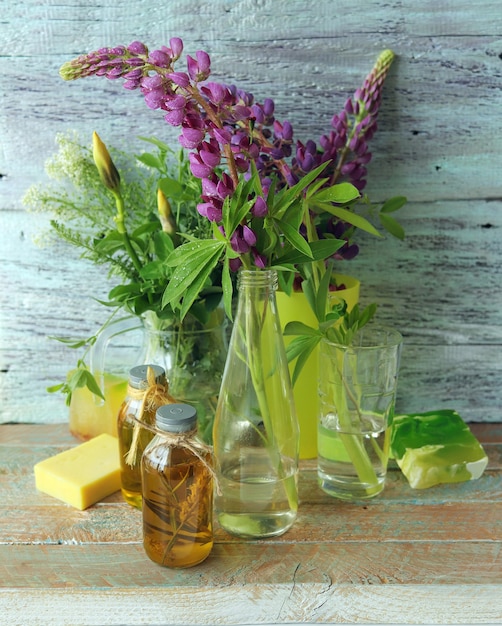 Bukiet przydatnych ziół i kwiatów naturalne mydło aromatyczne olejki na drewnianym tle