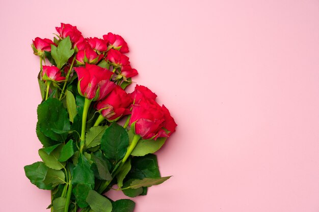 Bukiet róż na różowej przestrzeni kopii widoku z góry