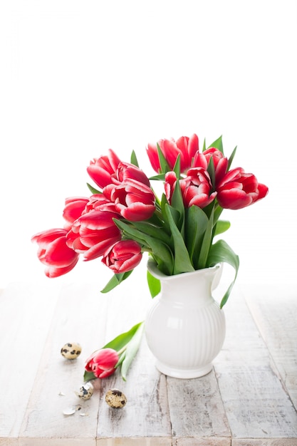 Bukiet różowi tulipany w wazie na białym tle