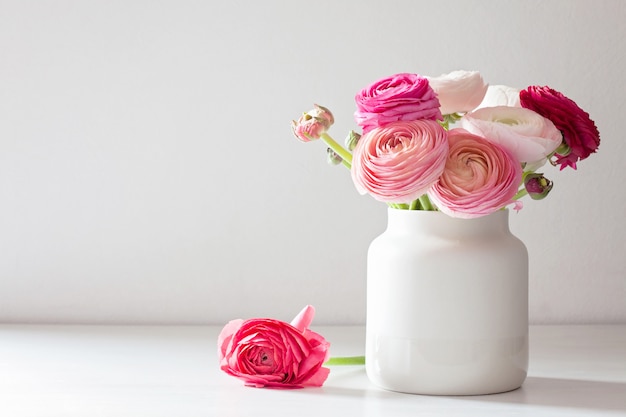 Bukiet różowo-białych kwiatów ranunculus