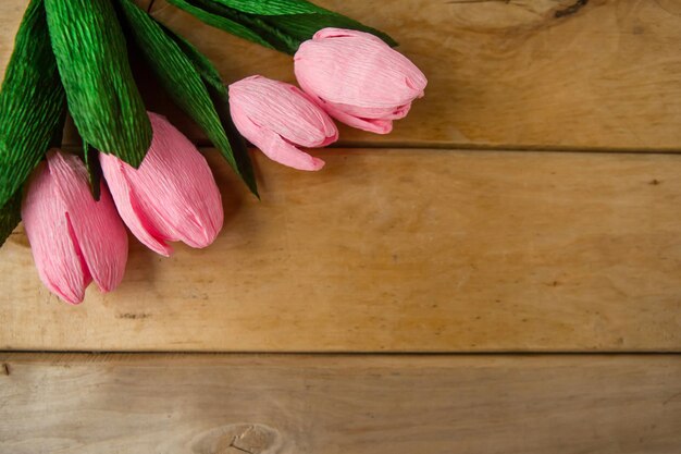 Bukiet różowych tulipanów z papieru rzemieślniczego na drewnianym tle widok z góry Kopiuj przestrzeń dla tekstu