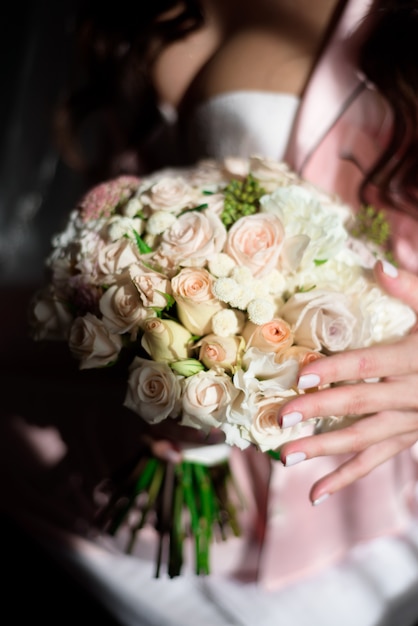 Bukiet ślubny, bukiet pięknych kwiatów na dzień ślubu