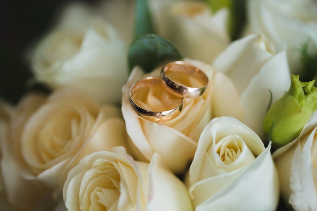 Zdjęcie bukiet ślubny i pierścionki
