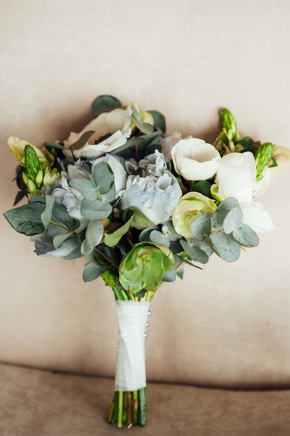 Bukiet ślubny Piękny bukiet białych niebieskich różowych kwiatów i zieleni