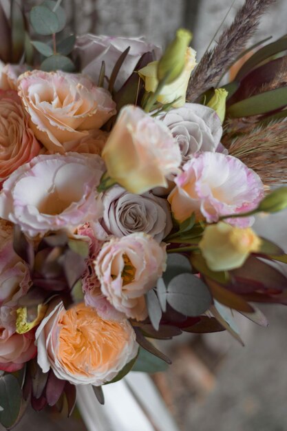 Bukiet ślubny w stylu boho z suszonymi kwiatami róż i eukaliptusem Dzień ślubu