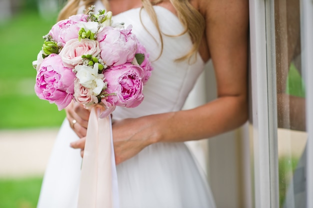 Bukiet ślubny z białych i różowych piwonii.