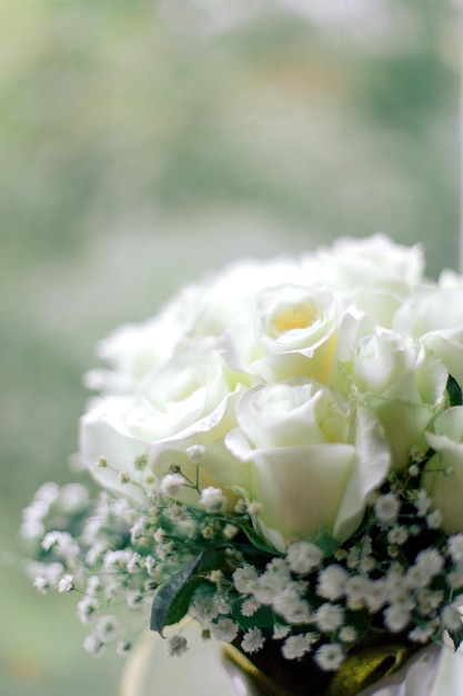 Bukiet ślubny Z Białych Róż Na Zielonym Tle