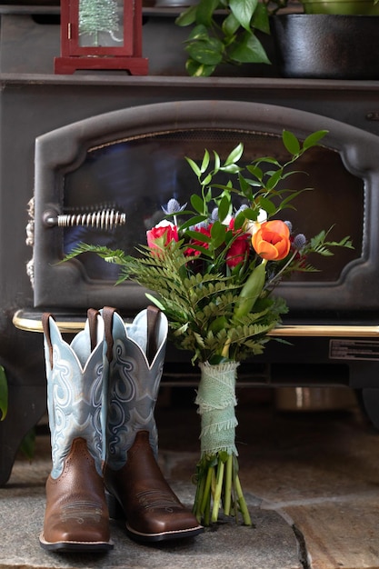 Zdjęcie bukiet ślubny z kobiecymi butami kowbojskimi