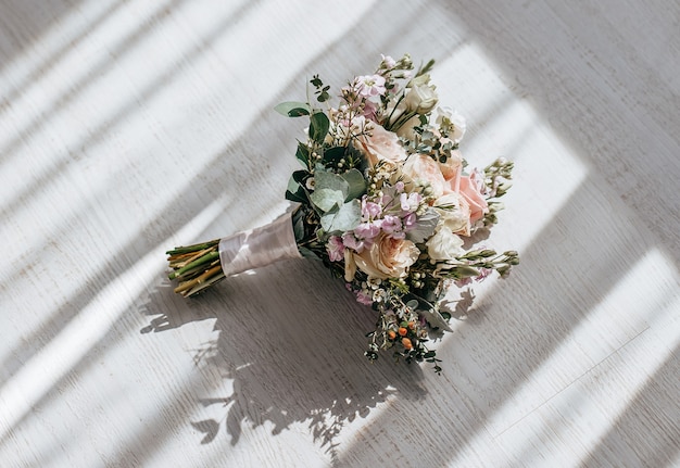 Bukiet ślubny z kwiatów piwonii na podłodze nowożeńców