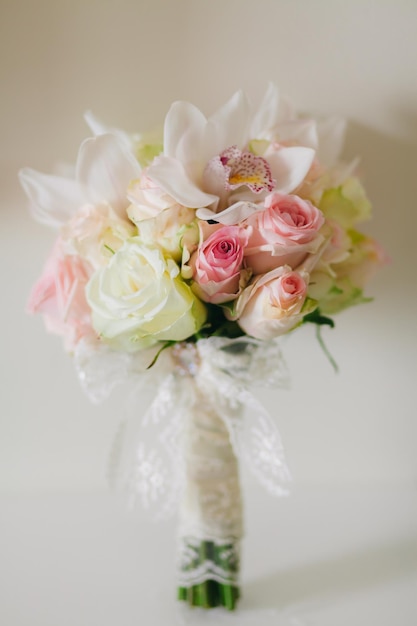Bukiet ślubny z orchideami i różami na białym tle w stylu artystycznym