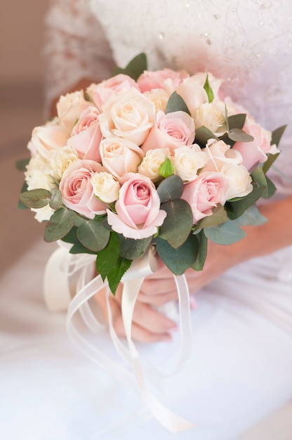 Bukiet ślubny z różami