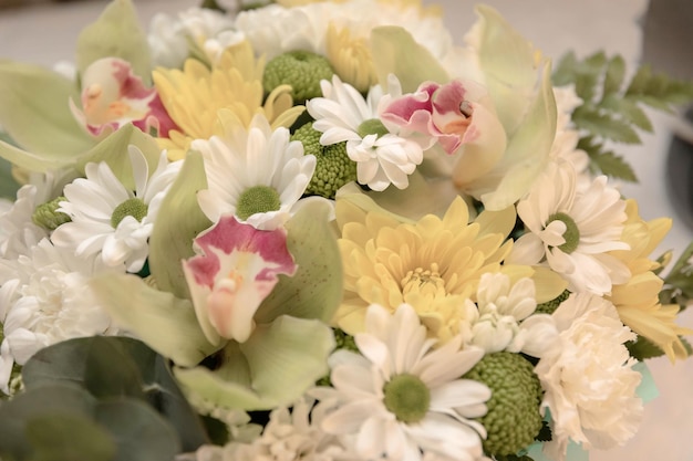 Bukiet ślubny z różnych kwiatów. Szczegóły ceremonii ślubnej.