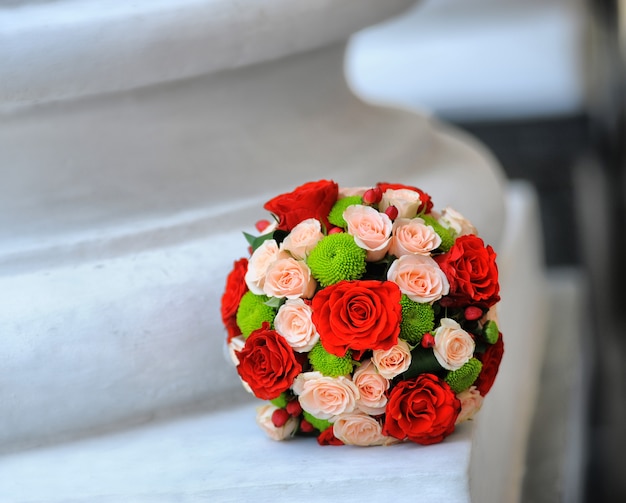 Bukiet ślubny z różnych kwiatów