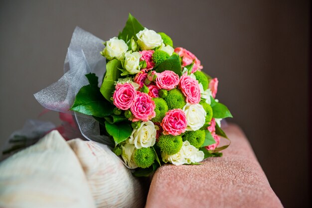 Bukiet ślubny z różnych kwiatów