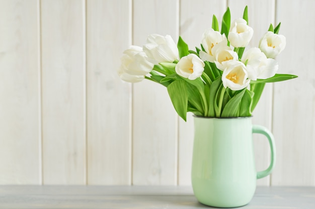 Bukiet świeżych białych tulipanów w wazonie