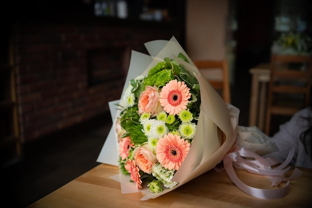 Bukiet świeżych delikatnych kwiatów na białym tle prezent uroczystość walentynki ślub