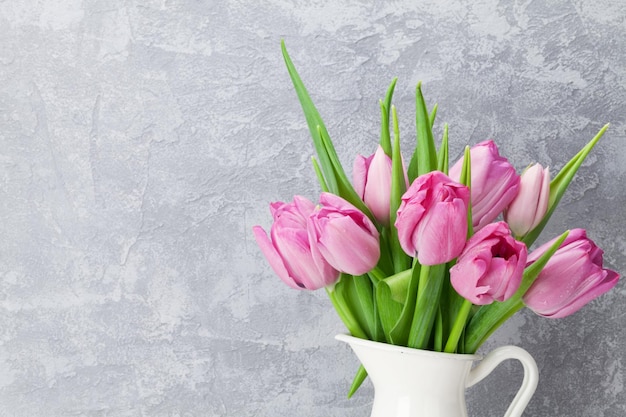 Bukiet świeżych różowych tulipanów