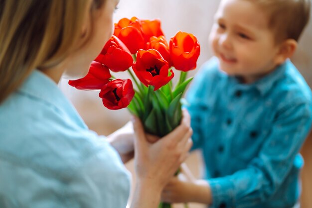 Bukiet tulipanów dla mamy Synek gratuluje mamie i daje bukiet tulipanów Szczęśliwa mama...