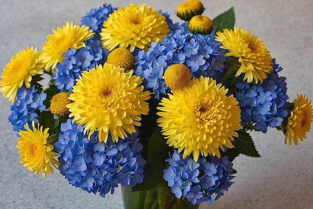 Bukiet z niebieskich hortensji i żółtych astr na tle kwiatów