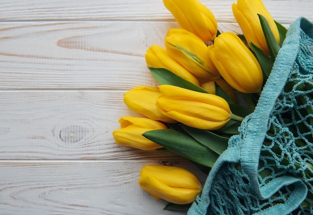 Bukiet żółtych tulipanów w siateczkowej torbie