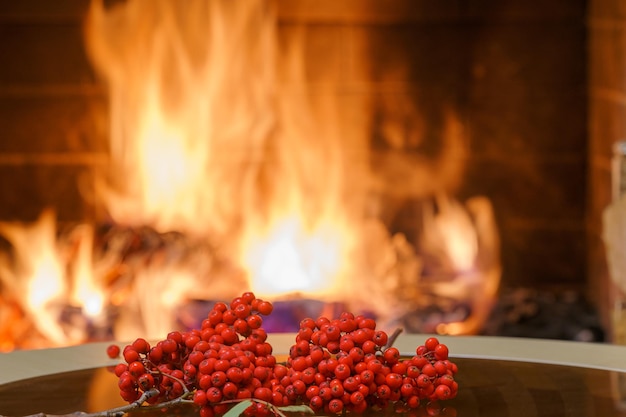 Bukiety jarzębiny przy przytulnym kominku w wiejskim domu ferie zimowe lub jesienne