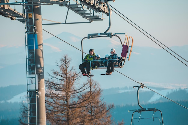 Bukovel, 23 lutego 2021: narciarstwo i snowboard w zimowym ośrodku narciarskim