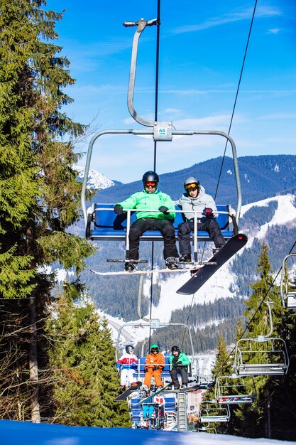 Bukovel, Ukraina - 10 lutego 2019: ludzie na wyciągu narciarskim w górach. aktywność sportów zimowych