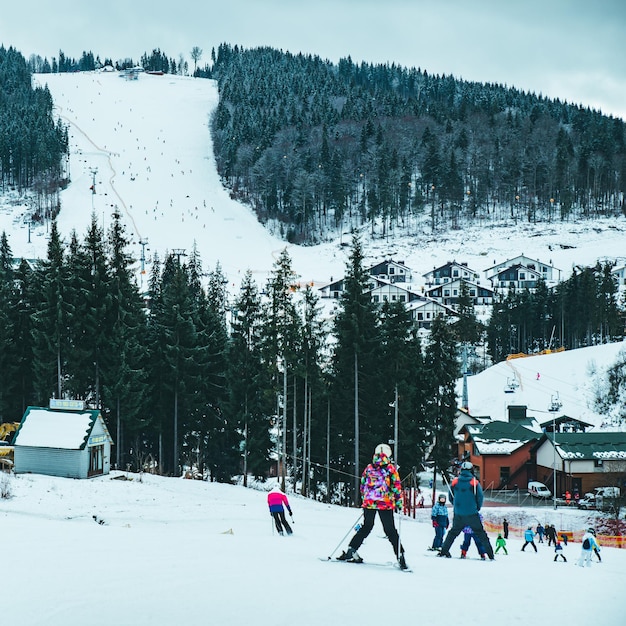 Bukovel, Ukraina - 9 grudnia 2018: ludzie na nartach ze wzgórza snowed. sporty zimowe. koncepcja wakacji