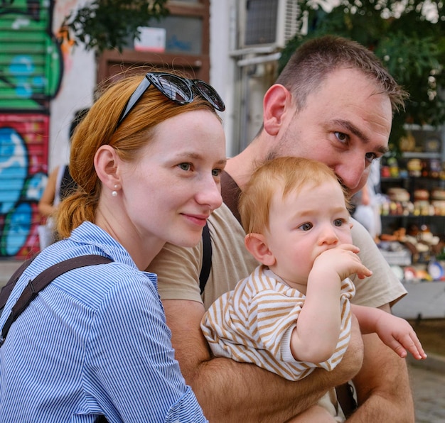 Zdjęcie bułgaria, sofia; 22 września 2023 r. portret bułgarskiego małżeństwa z synem na centralnej ulicy miasta - redakcja