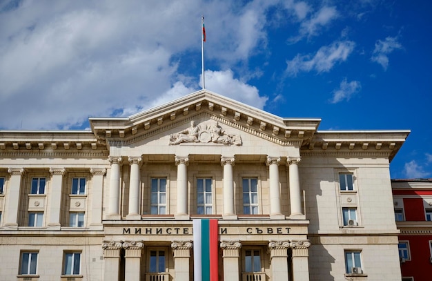 Zdjęcie bułgaria, sofia, widok na fasadę budynku rady ministrów w centrum miasta