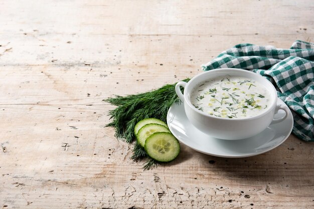 Zdjęcie bułgarski tarator zupa z kwaśnego mleka w misce na drewnianym stole