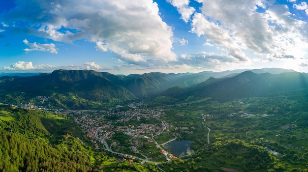 Bułgarskie miasto smolyan z roślinnością jeziorną i chmurami panorama gór rodopów widok z góry