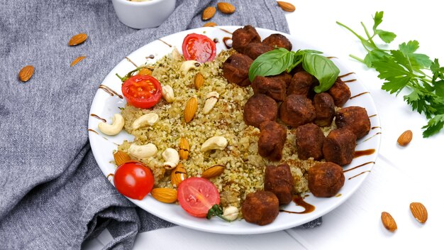 Bulgur Falafel i warzywa