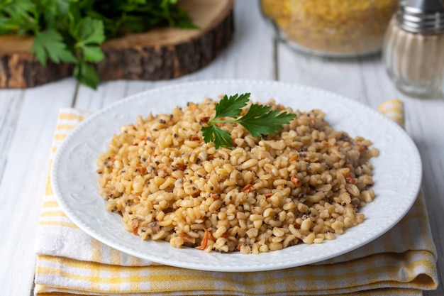 Zdjęcie bulgur pilaw z quinoa food concept photo turecka nazwa kinoali bulgur pilavi