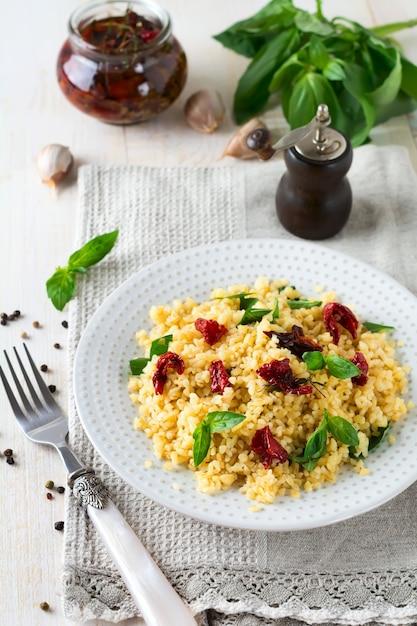 Bulgur z suszonymi pomidorami i bazylią