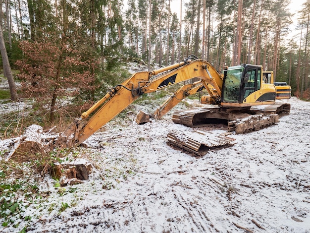 Bulldozer z dużym wiadrą z pękniętymi śladami hydraulicznymi