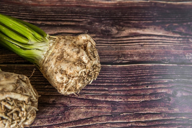 Bulwa selera z liśćmi, zielone warzywa z targu, świeże produkty rolne, żywność ekologiczna na drewnie