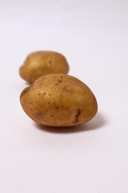 Bulwa ziemniaka na białym tle