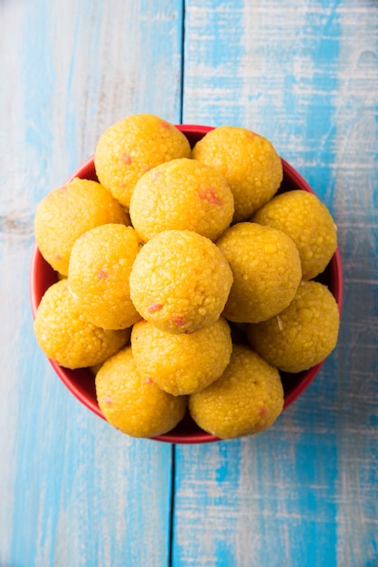 Bundi Laddoo lub Motichoor Laddu przygotowany w czystym ghee jest popularnym słodkim przedmiotem na festiwalach jako oferta lub wesela w Indiach