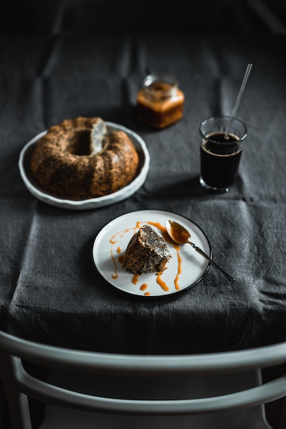 Bundt makowy podany z solonym karmelem i czarną kawą