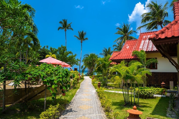 Bungalowy z czerwonym dachem Haad Yao plaża Koh Phangan wyspa Sur