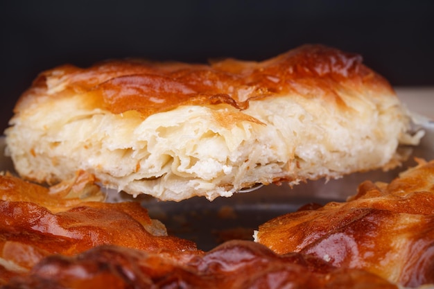 Zdjęcie burek (ciasto z serem) to tradycyjny bałkański posiłek