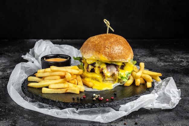 Burger I Frytki Na Ciemnym Tle Ast Food I Koncepcja Fast Foodów Dla Tekstu